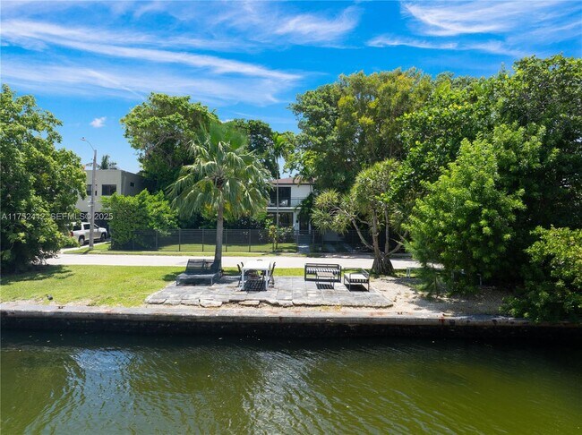 Building Photo - 1210 NE 89th St