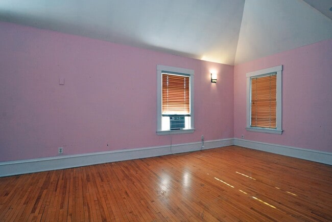 Building Photo - Beautiful 4-bedroom 2.5-bathoom - Great Lo...