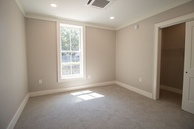 Building Photo - Historic Elegance Meets Modern Luxury – 2 Bed / 2 Bath Apartment in Downtown Columbia