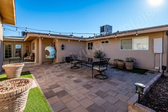 Building Photo - FURNISHED POOL HOME FOR APRIL 2026