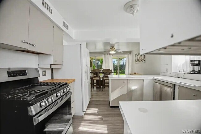 Building Photo - 9326 Rivershore Dr