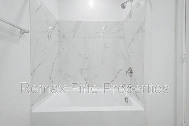 Building Photo - 15543 W Desert Hollow Dr