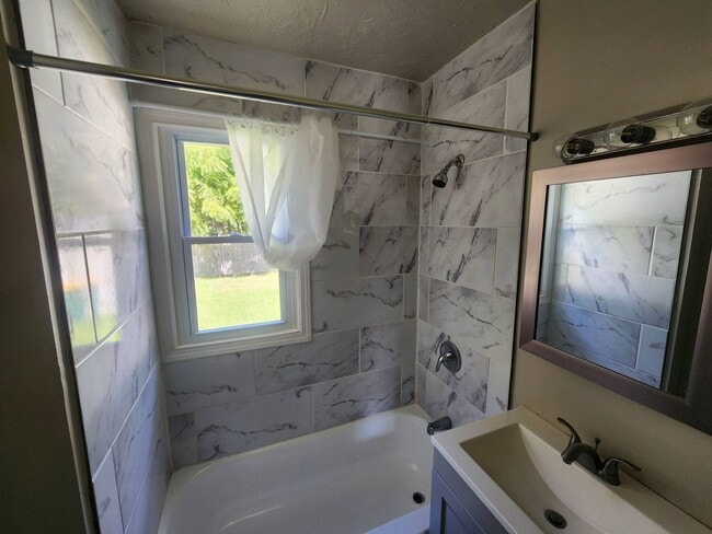 Building Photo - Charming 3-Bedroom Property in Prime Location