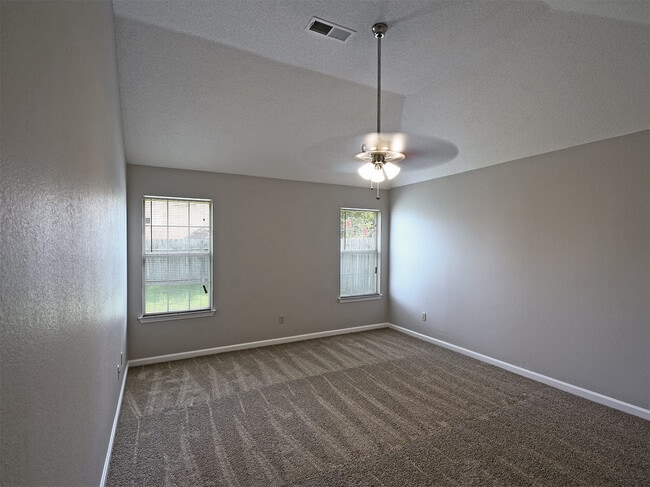 Building Photo - 3 Bedroom, 2 Bath Near Whitten and Dexter