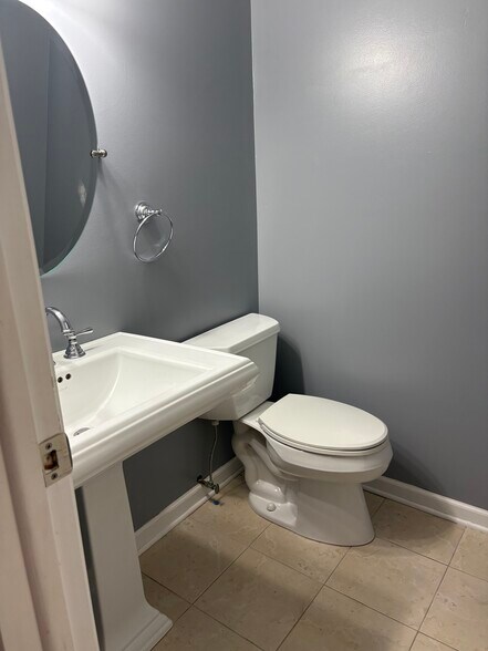 First floor bath - 4628 Emblem Cir