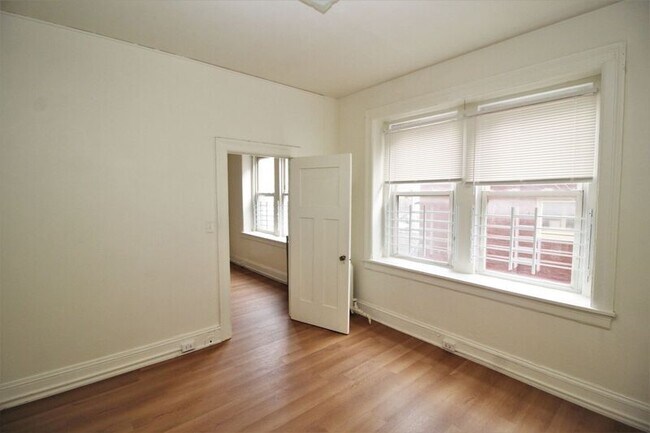 Building Photo - 6 E Read St