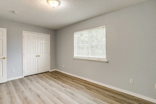 Building Photo - Spacious Well Maintained 2 Bed- 2.5 Bath T...
