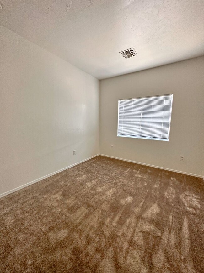 Building Photo - Large 4 bedroom home with Den - Corner lot...