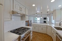 Building Photo - RECENTLY REMODELED, BRIGHT & AIRY 3BR2BA G...