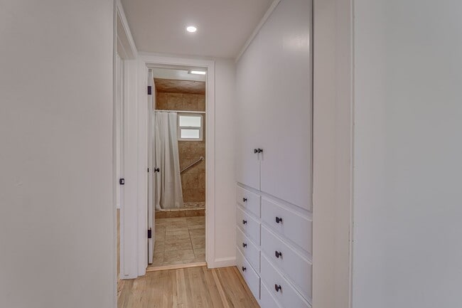 Building Photo - Newly Remodeled East Side Home!