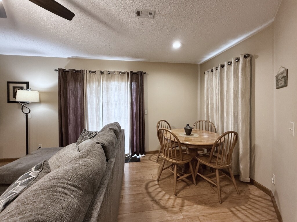 Building Photo - 1516 Meadowhill Dr
