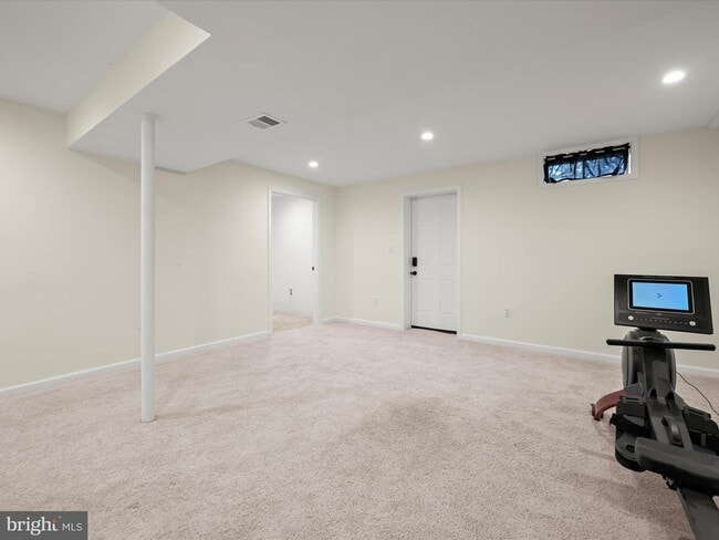 Building Photo - 8806 Admiral Dr