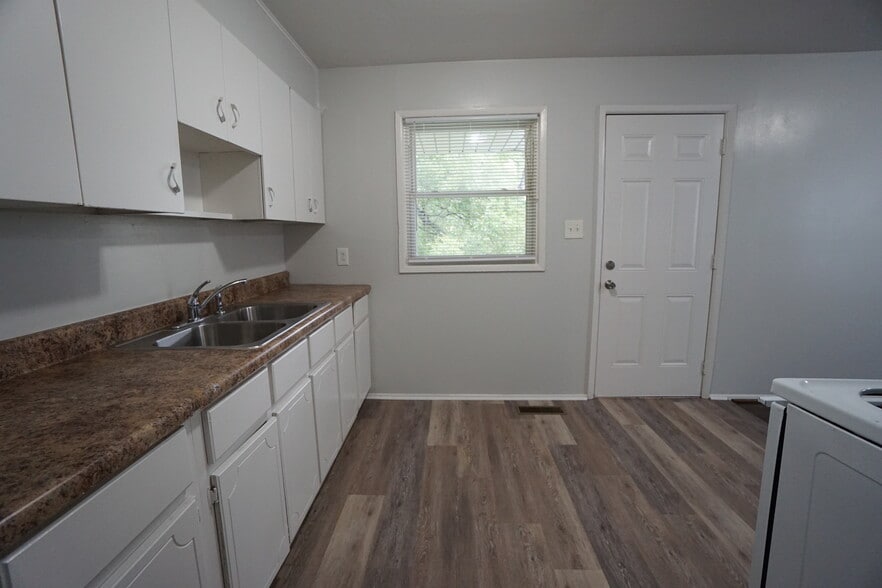 Building Photo - 112 13th Ave N