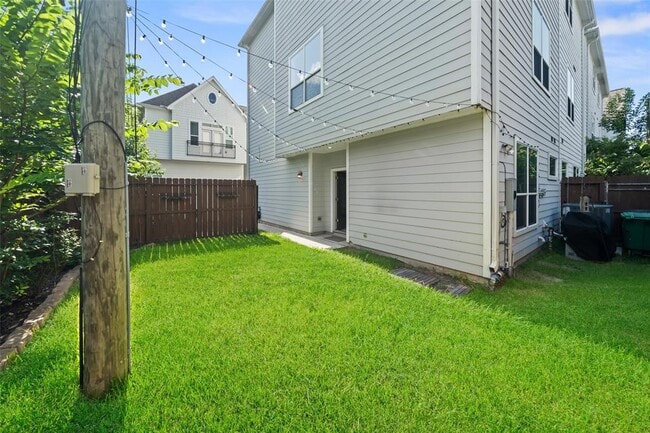 Building Photo - 850 W 20th St