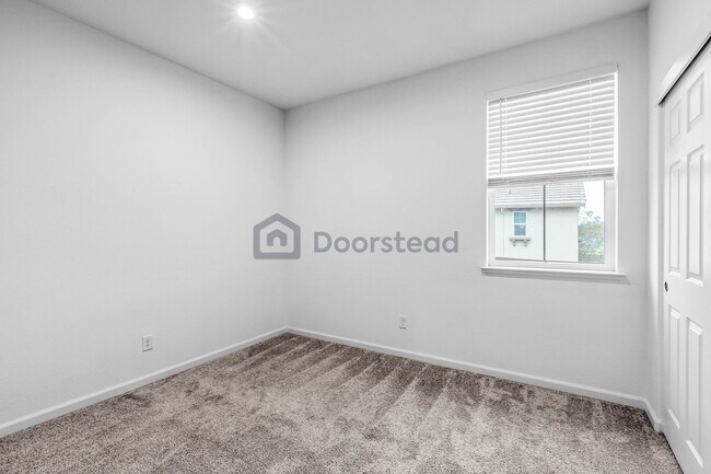 Building Photo - 1056 Knox Way