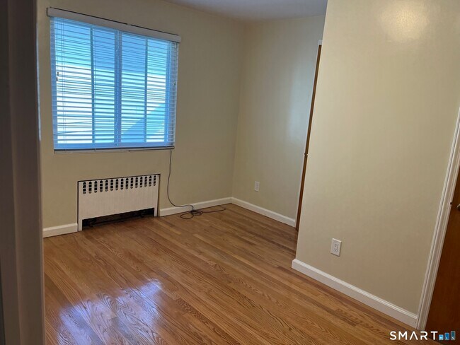 Building Photo - 195 Valley St