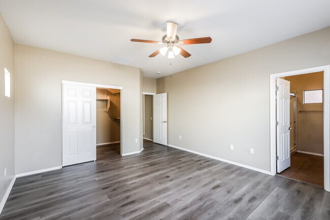 Building Photo - 526 W Calle Sombra Linda