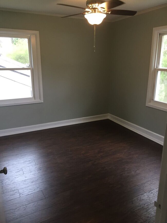 Building Photo - 2BD Duplex in Pendleton for Rent! Only $1,...
