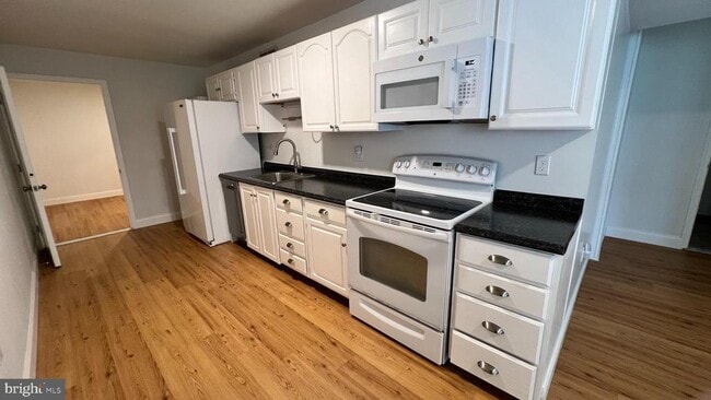 Building Photo - 12606 Stratford Garden Dr