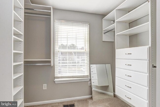 Building Photo - 41 Battersea Bridge Ct