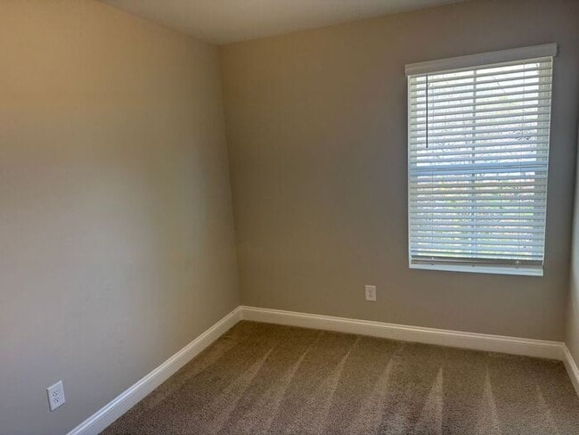 Building Photo - Newer End unit townhouse in Kannapolis, NC!!