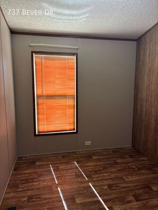 Building Photo - 737 W Bever Dr