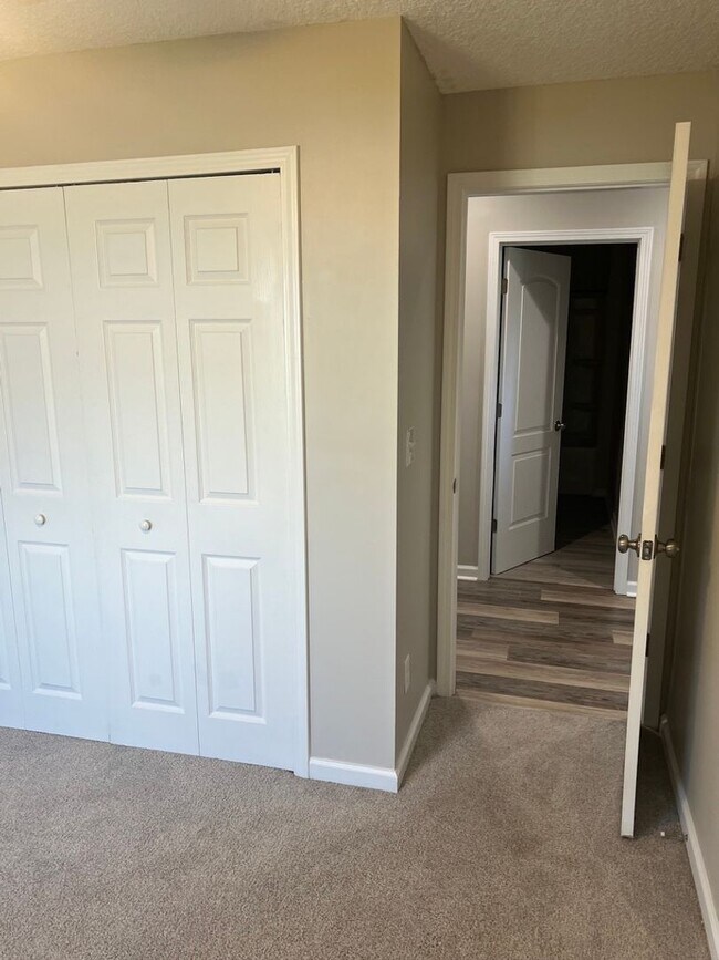 Building Photo - Pristine 4BR/2BA Available Immediately