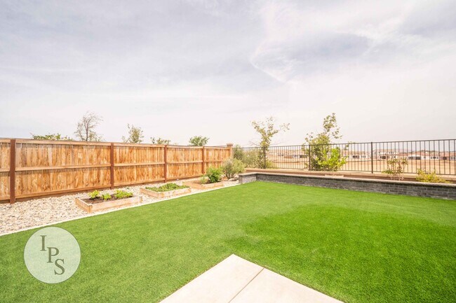 Building Photo - Madera Tesoro Viejo - Beautiful Hillside V...