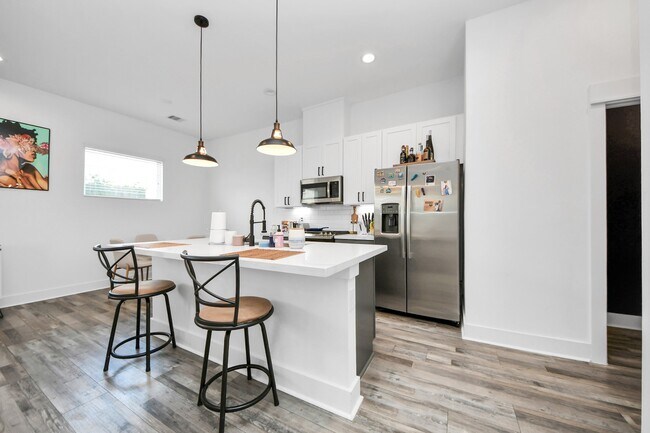 Building Photo - 1066 Mansfield St