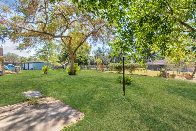 Building Photo - 13627 Greenridge Dr