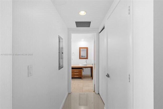Building Photo - 495 Brickell Ave