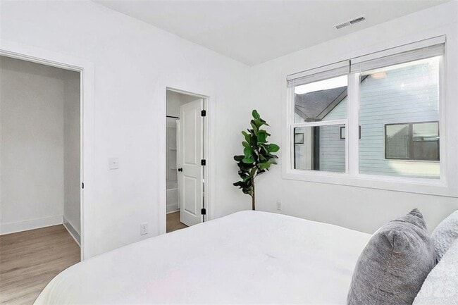 Building Photo - 206 Nelson Ave