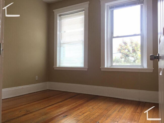 Building Photo - Don't miss out on this 3 bed 1 bath