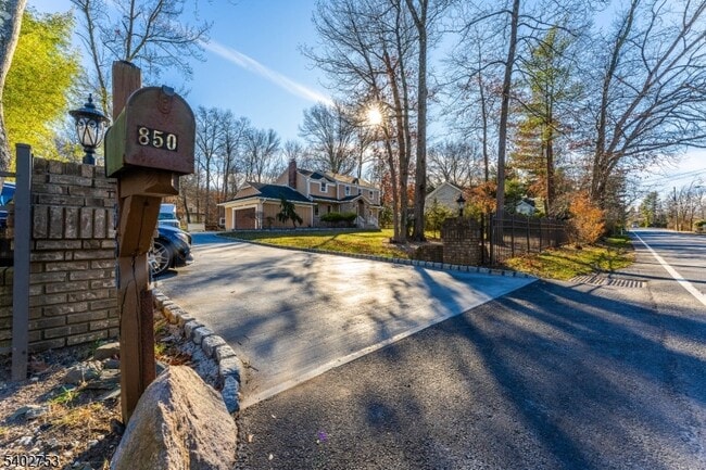 Building Photo - 850 Valley Rd