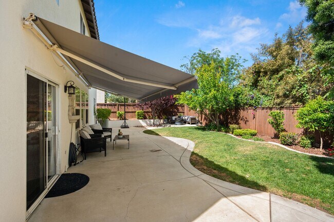 Building Photo - Gorgeous Eastlake Townhome!