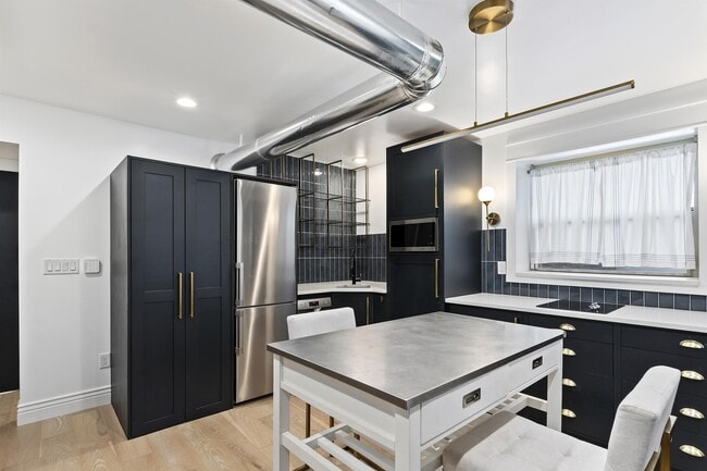 Building Photo - 276 E Broadway