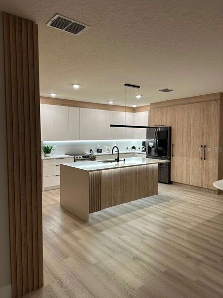 Building Photo - 33412 Country House Dr