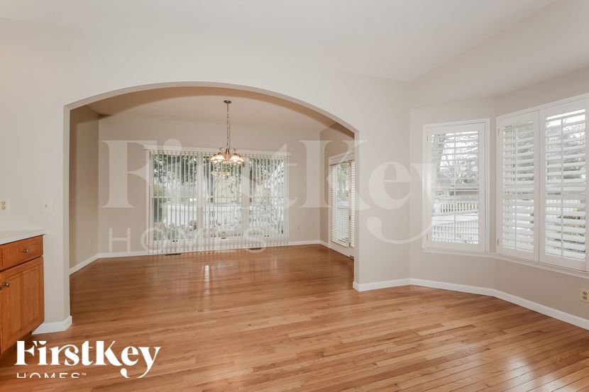 Building Photo - 700 Meadow Cliff Dr