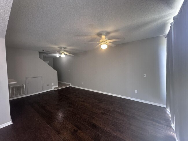 Building Photo - 2929 Fan Palm Dr