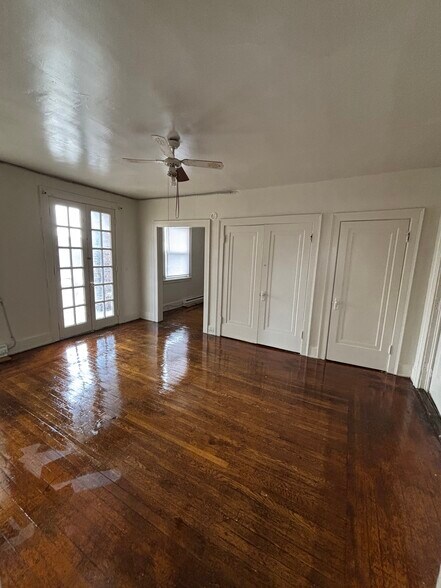 Living room with Deck - Idamont Apartments