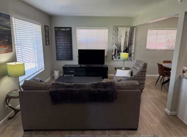 Building Photo - Spacious 2 Bed / 2 Bath Main-Floor Home in Phoenix, AZ