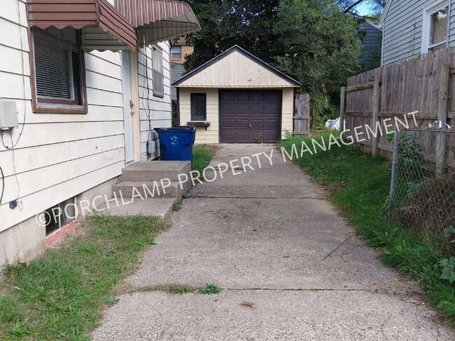 Building Photo - 1524 Edward Ave SE