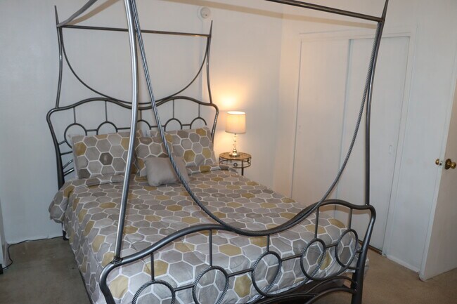 Bedroom 2 - 431 S Burnside Ave