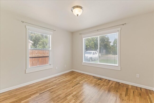 Building Photo - Remodeled 5 Bedroom Home Close to Boise St...