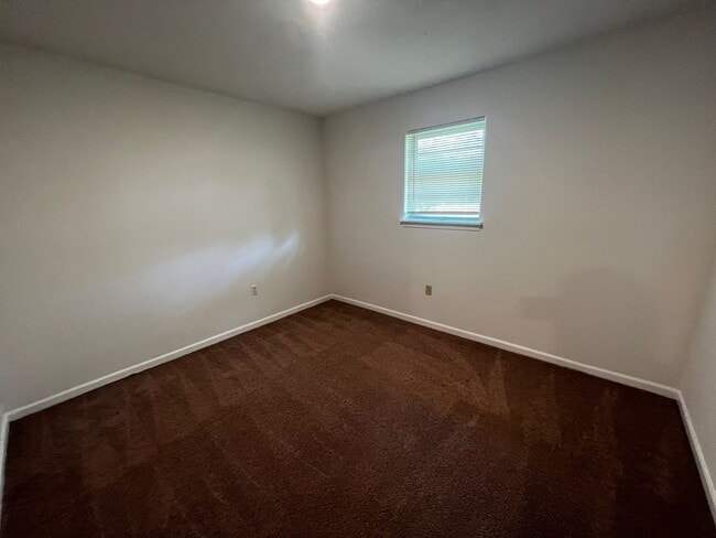 Building Photo - 3 Bedroom/1.5 bathroom Duplex