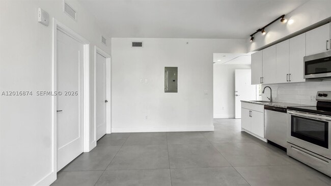Building Photo - 1536 NW 15th Ave