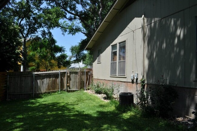 Building Photo - 1606 Southgate Cir