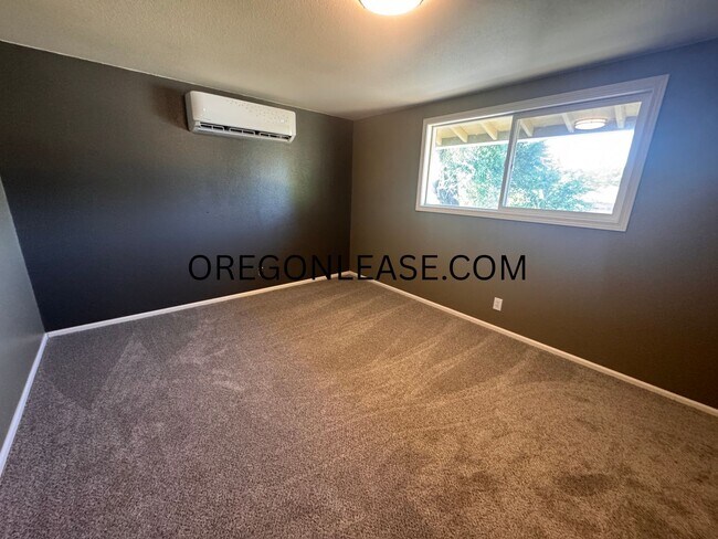 Building Photo - Spacious 4-Bedroom Home in North Springfield
