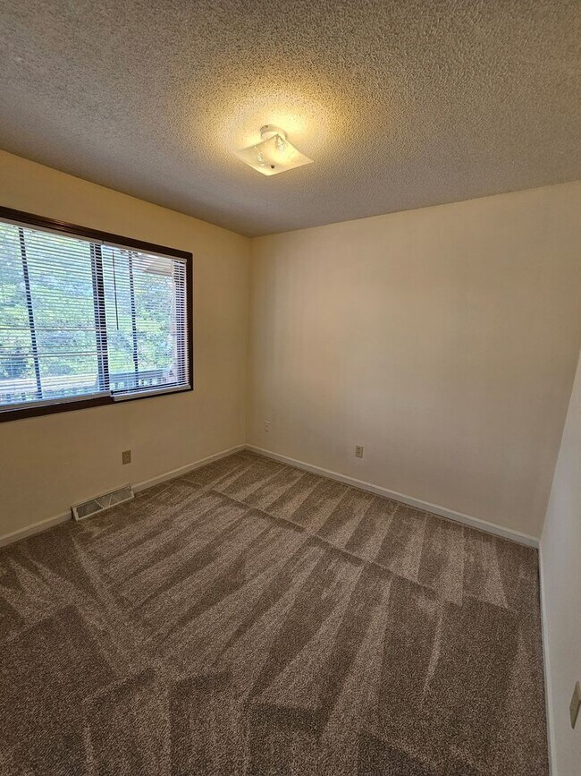 Building Photo - 106 Grn Mdws Rd