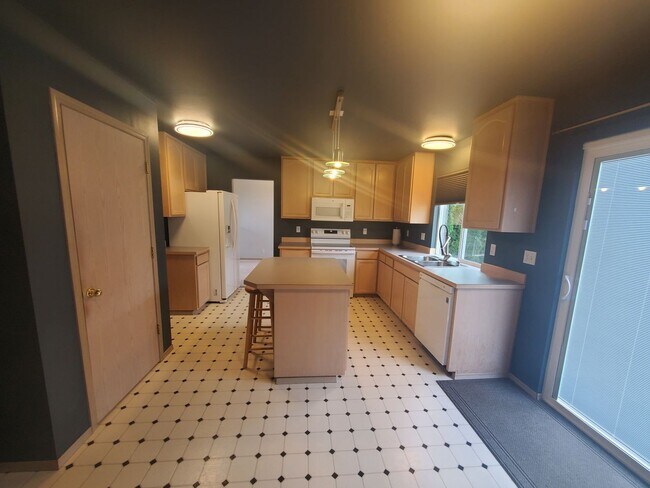 Building Photo - Bright 4BD/2.5BTH Lynnwood Home with Vault...